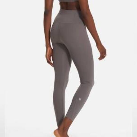 Vuori Evolve leggings in Smoke New! - Picture 10 of 11